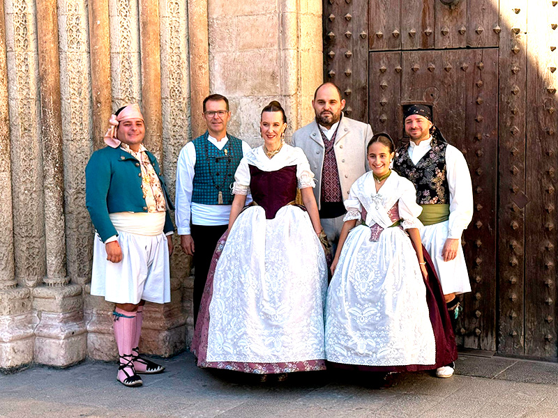 Валенсийцы в традиционных костюмах фестиваля Fallas